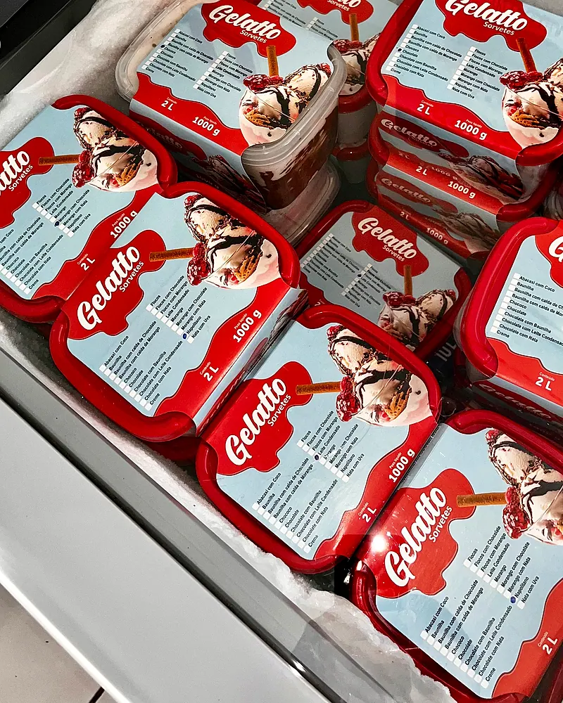 Freezer abastecido com potes de sorvete Gelatto para revenda.